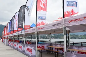 Expoflag Fahnen am Zelt